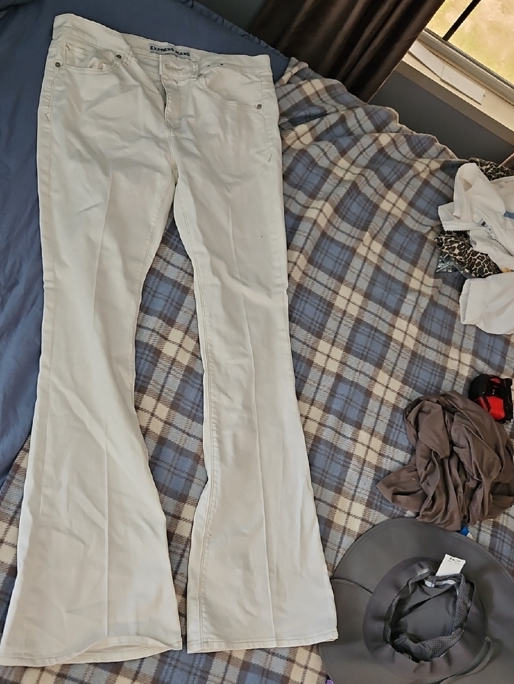 Express White Lightweight Denim Super Flare Jeans LIKE NEW